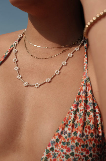Latte daisy necklace